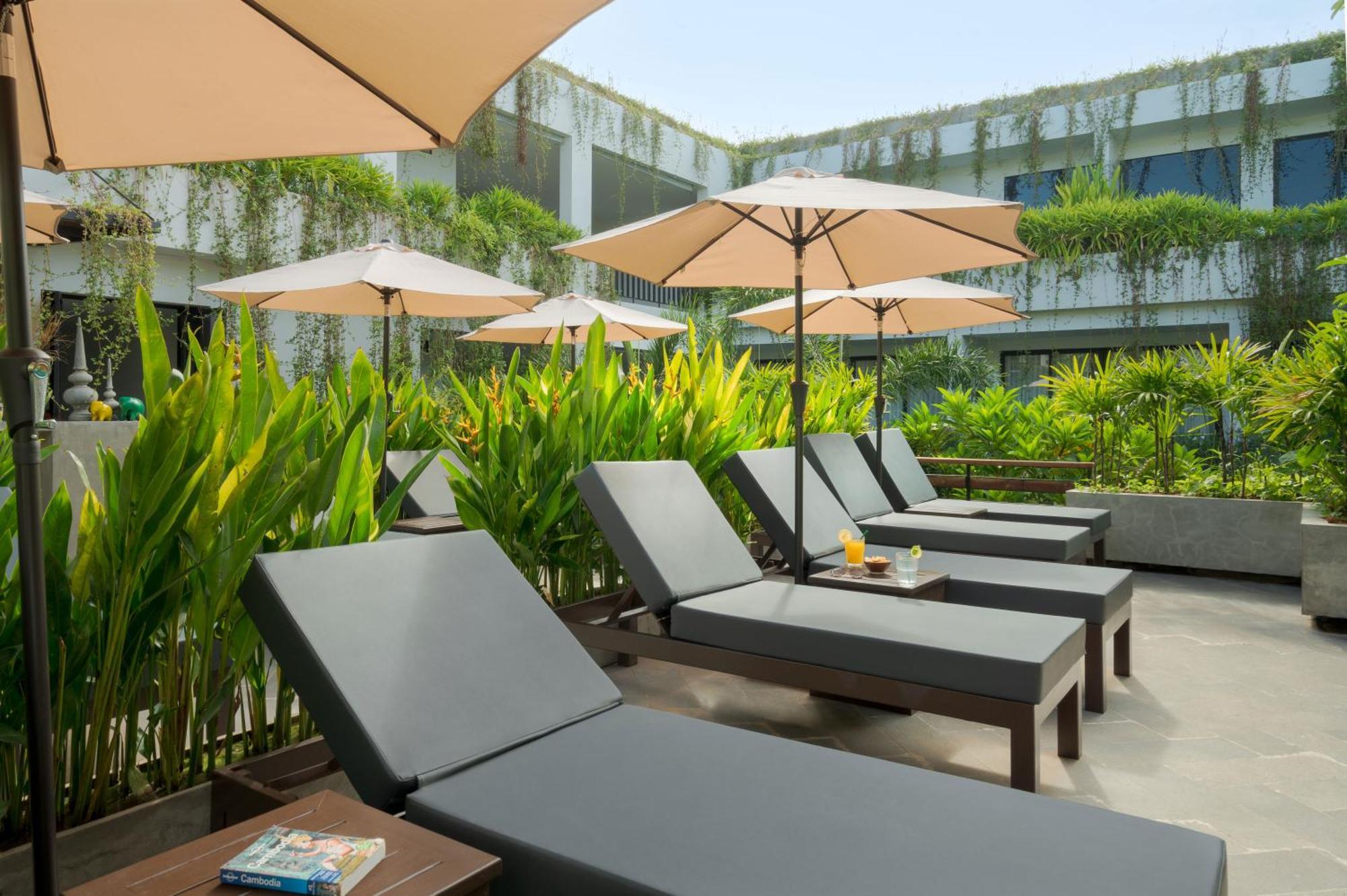 Eightfold Urban Resort Siem Reap Exterior photo Pool Deck